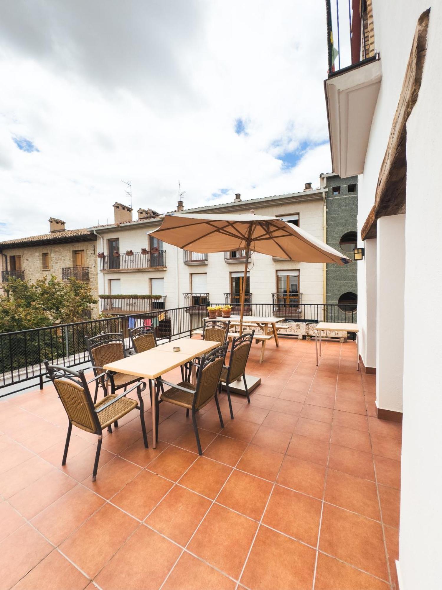Albergue Estrella Guia Puente La Reina Exterior photo